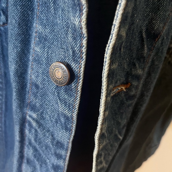 Vintage Levi’s trucker jean jacket blue denim roomy, oversized fit button-up vtg - Picture 10 of 15